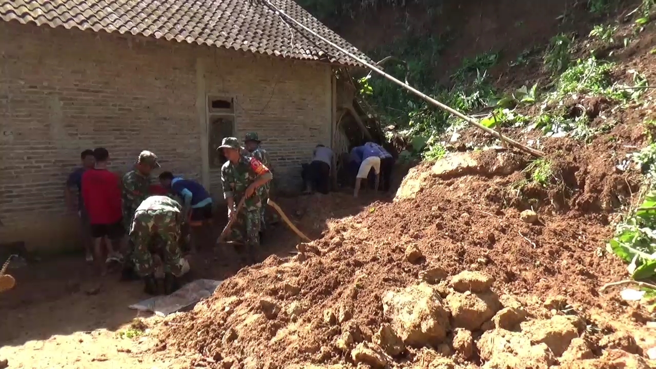 Bencana Longsor Terjang Dua Rumah Dan Kandang Ternak Warga Di Ngawi