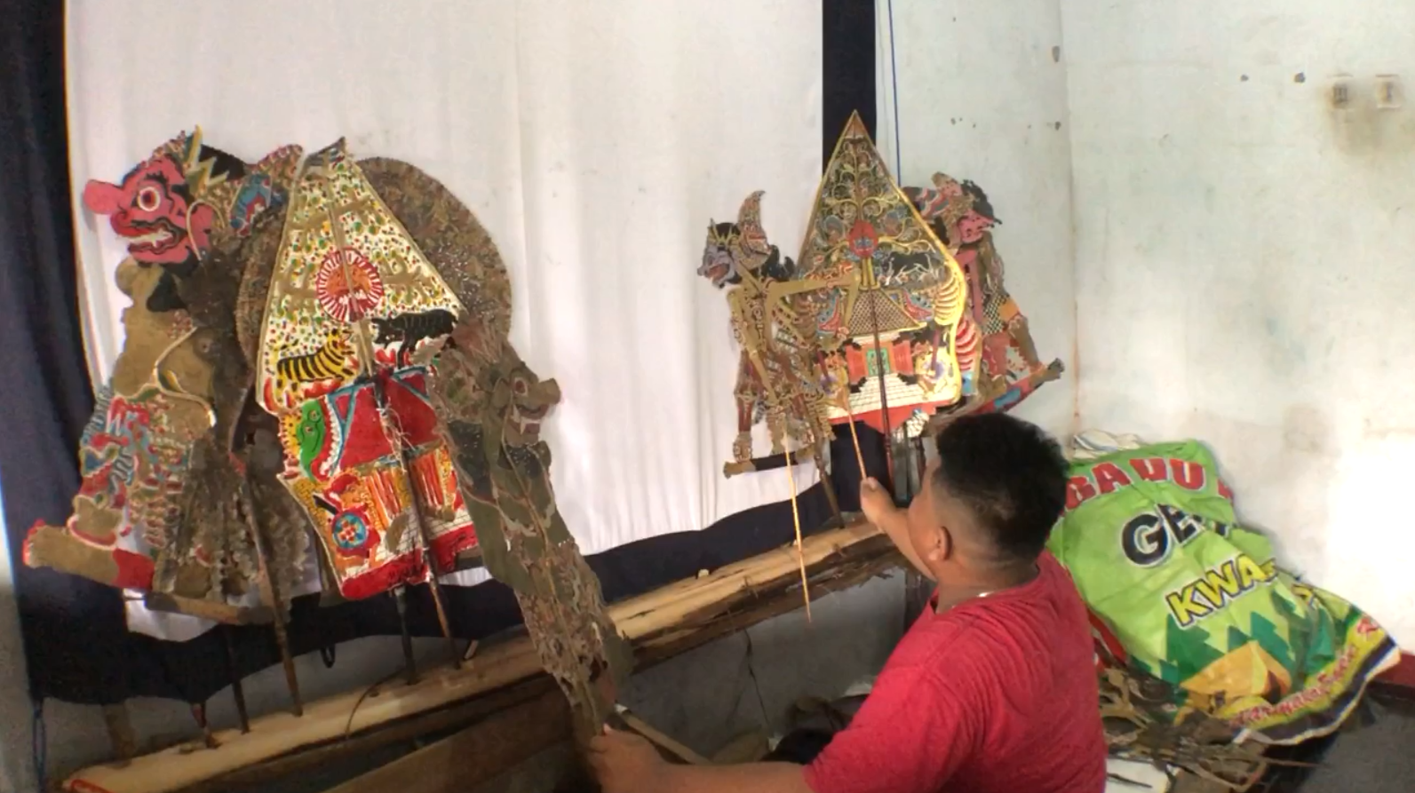 Ngabuburit, Kelompok Seniman Berlatih Wayang Kulit Di Bulan Ramadan