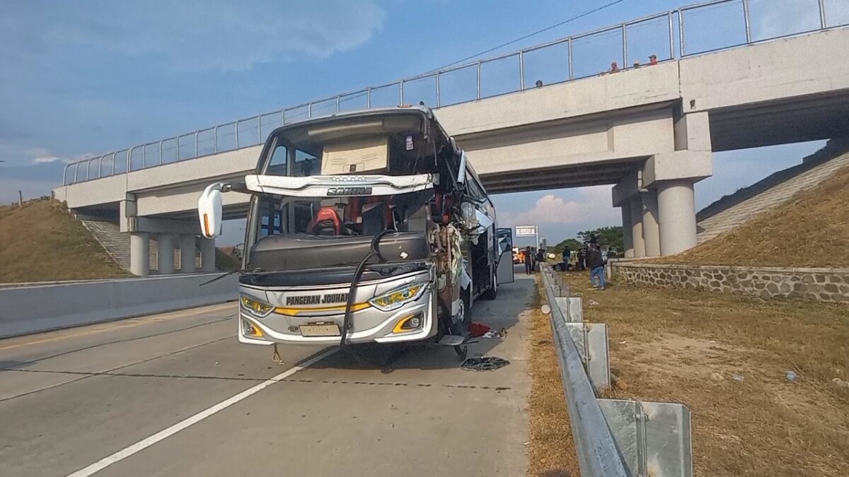 Kecelakaan Bus Seruduk  Truk Tangki,  7 Korban Luka Luka