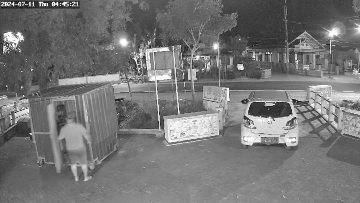 Aksi Pencurian Menggunakan Mobil Terekam CCTV 