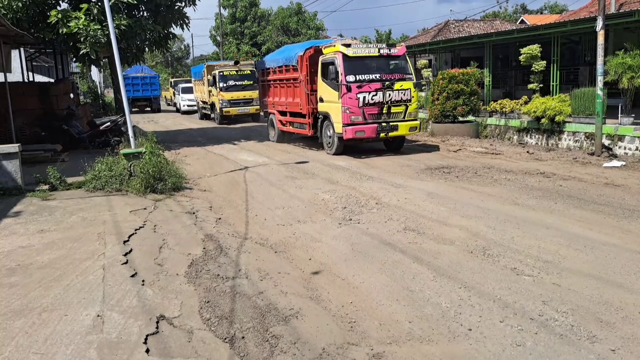 Truk ODOL dan Tambang Liar Jadi Biang Kerusakan Jalan Menuju Wisata Ngebel