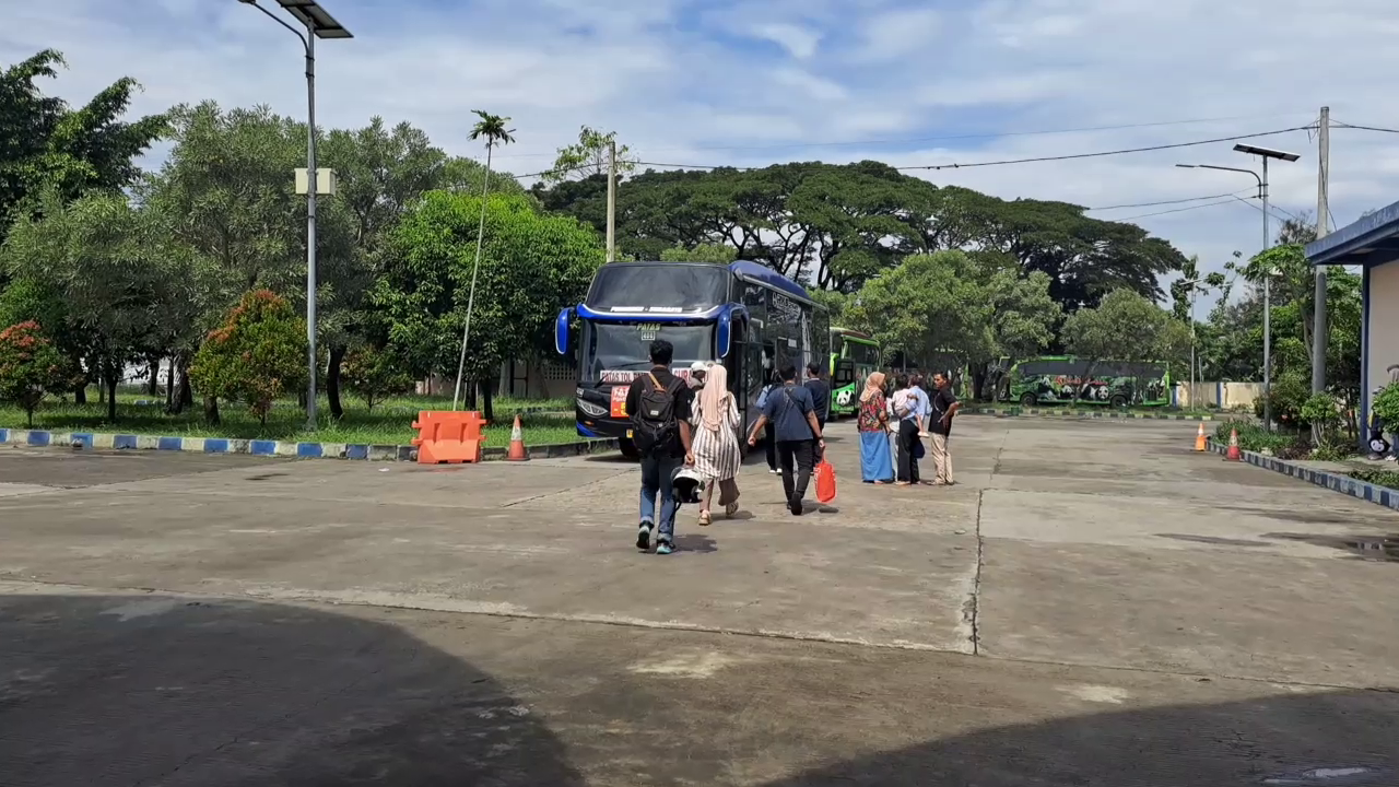 Ribuan Penumpang Padati Terminal Seloaji Ponorogo di Puncak Arus Balik Idul Adha
