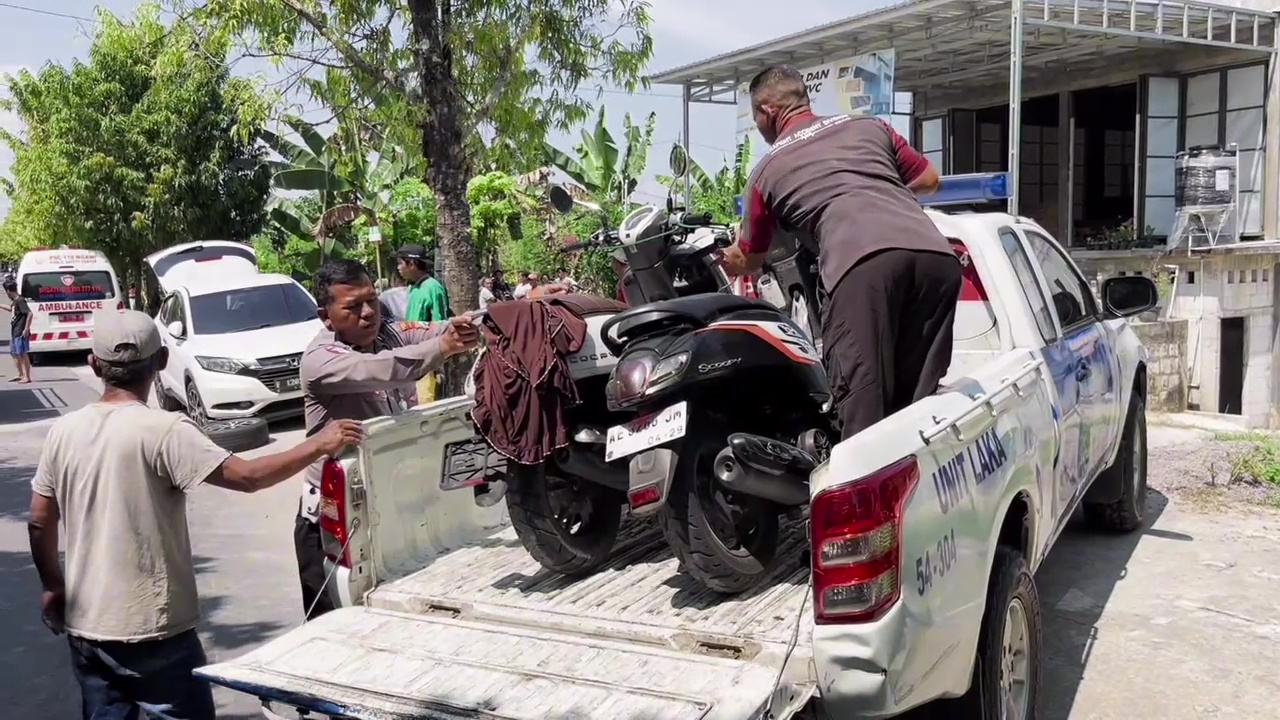 2 Sepeda Motor Tabrakan, Hingga Senggol Mobil Parkir, 1 Korban Tewas