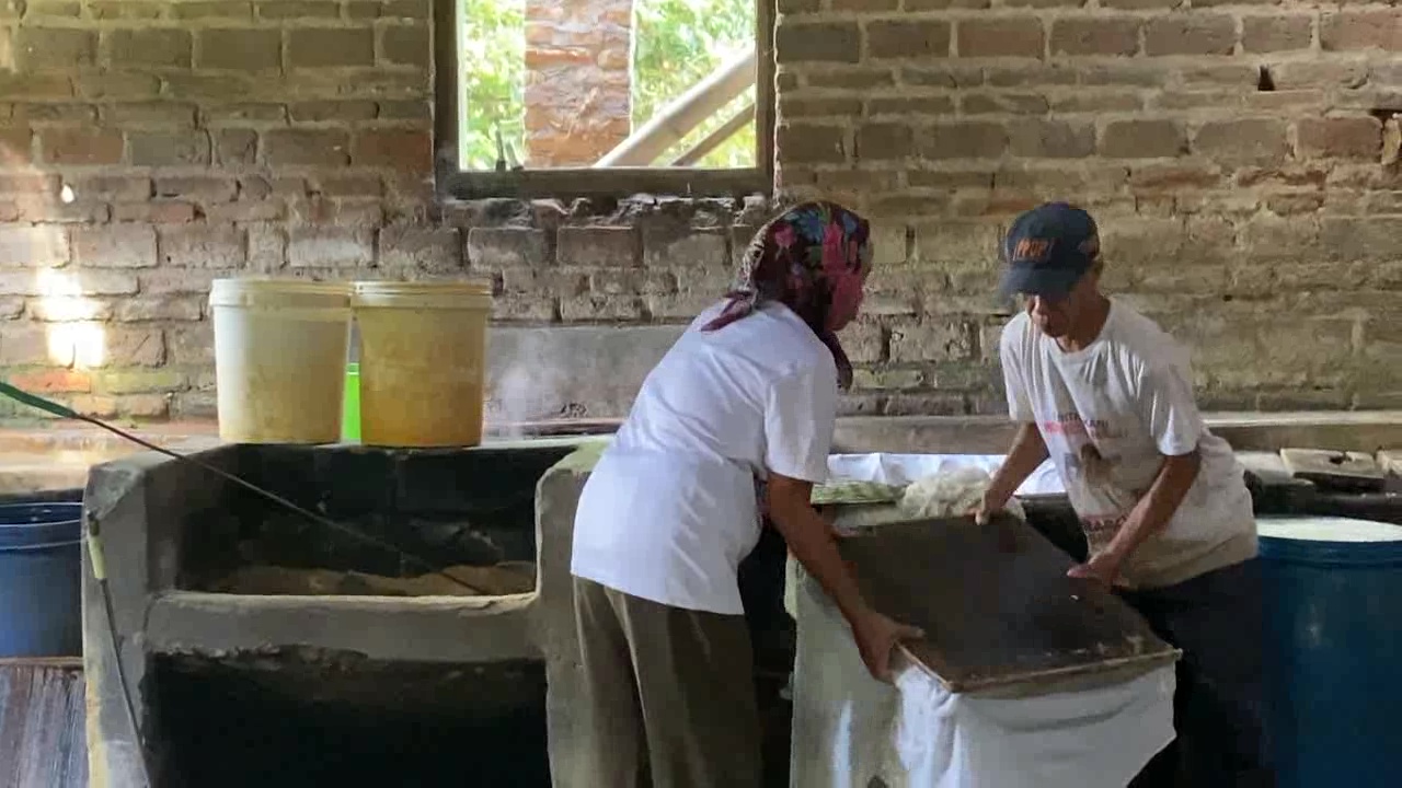 Melawan Zaman, Perajin di Ponorogo Pertahankan Produksi Tahu dengan Tungku “Jedi”
