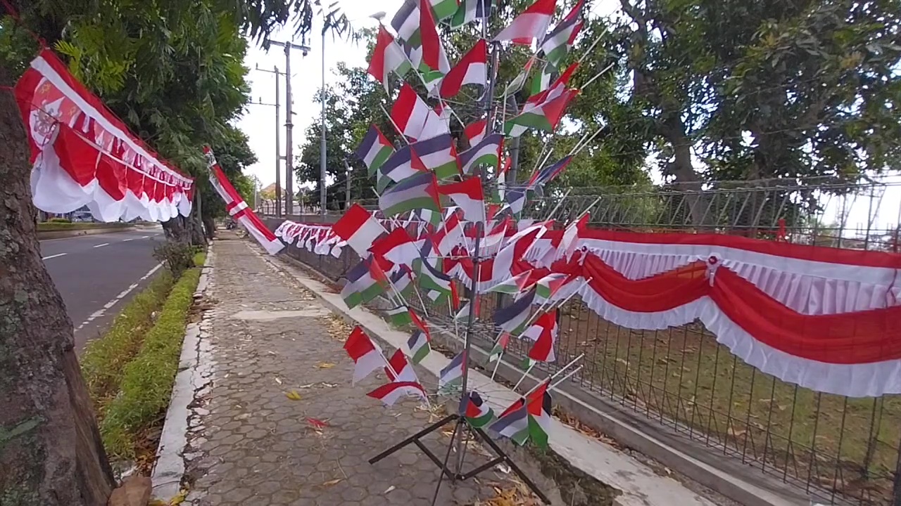 Semarak Kemerdekaan Mulai Terasa di Magetan, Tapi Pedagang Pernak-Pernik Masih Sepi Pembeli