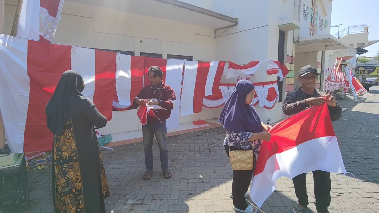 Omzet Naik Tajam, Pedagang Pernak-Pernik Kemerdekaan di Madiun Raup Rp1 Juta Per Hari