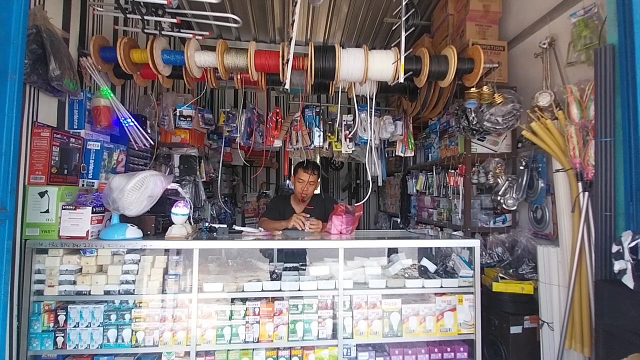Penjualan Lampu Kelap-Kelip Menurun, Perayaan Kemerdekaan Tak Semeriah Dulu