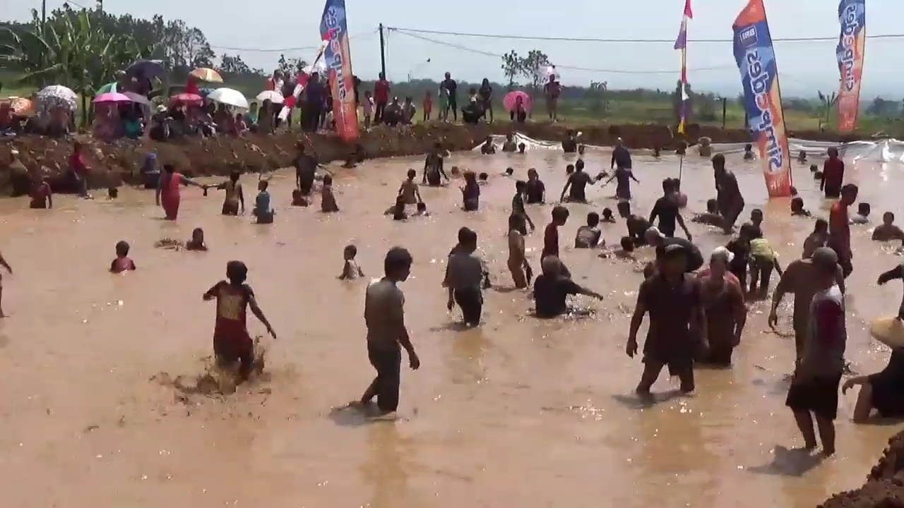 Serunya Lomba Tangkap Ikan di Lumpur, Warga Ngawi Tumpah Ruah Rayakan Kemerdekaan