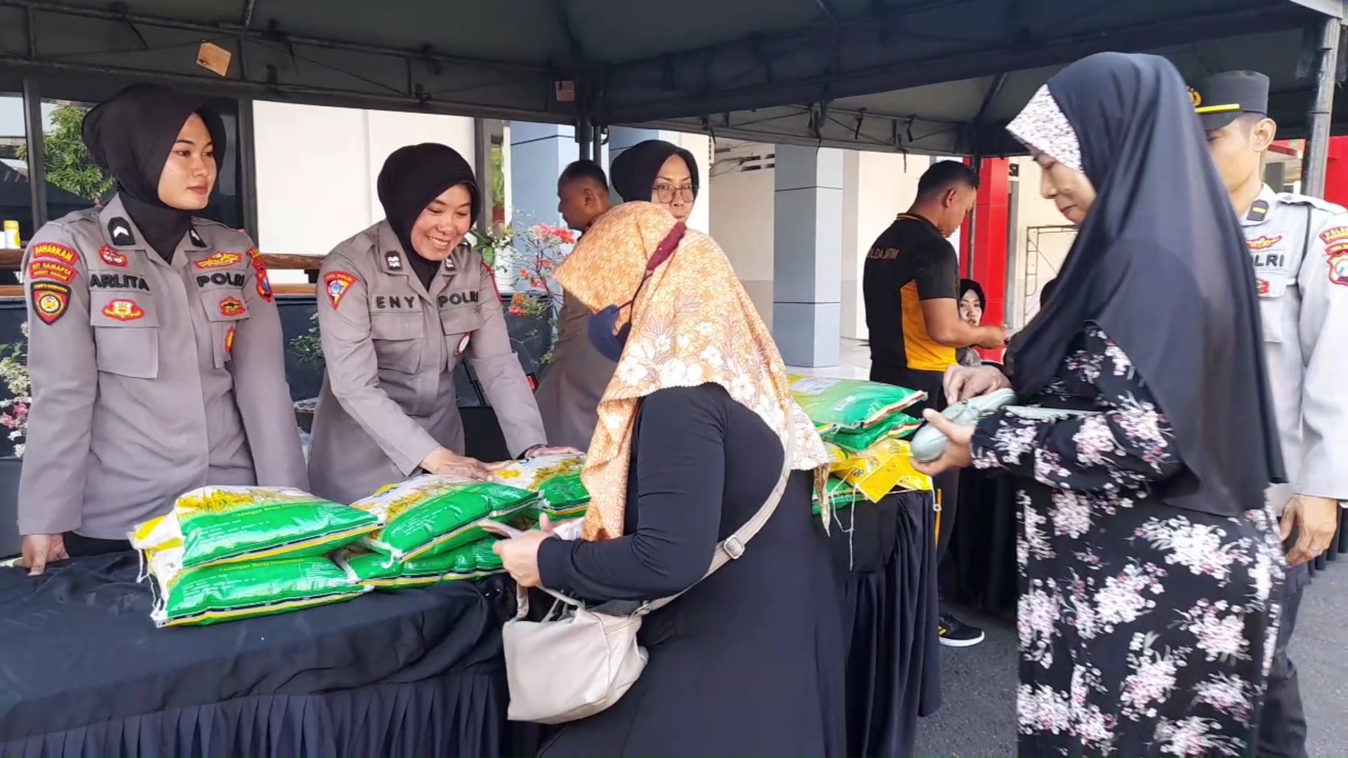Polres Ponorogo Gelar Pasar Murah, Beras dan Minyak Goreng Dijual di Bawah Harga Pasar