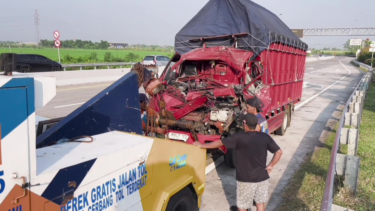 Tabrak Belakang Truk Tronton di Tol Ngawi, 1 Korban Tewas