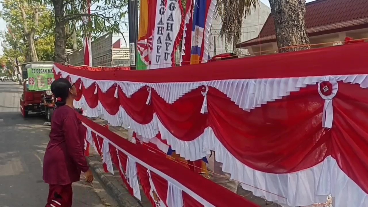 Sepi Pembeli, Pedagang Bendera di Ngawi Keluhkan Omset Menurun Jelang HUT RI ke-80