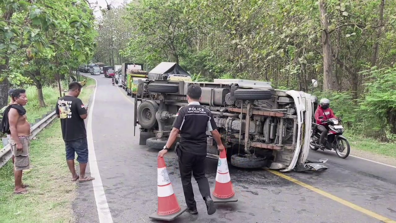 Hilang Kendali, Truk Boks Terguling di Jalur Ngawi–Solo