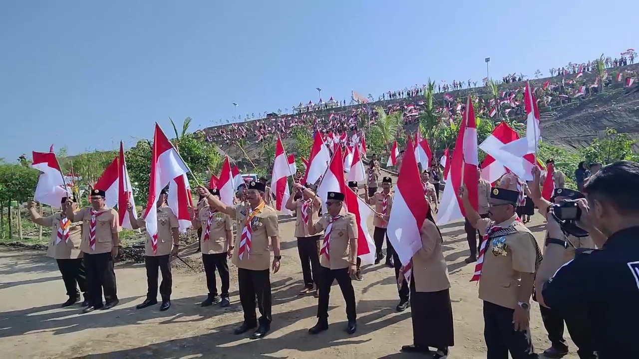 Ribuan Bendera Merah Putih Berkibar di TPA Winongo, Warnai Peringatan Hari Pramuka di Kota Madiun