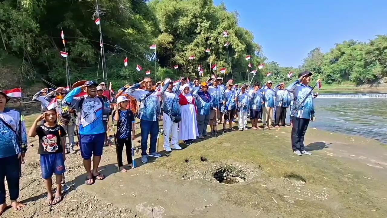 Pemancing Ngawi Gelar Upacara HUT RI ke-80 di Bengawan Madiun