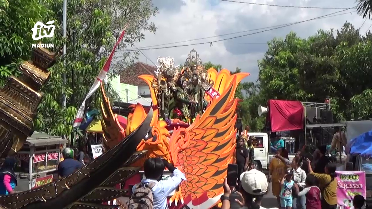 Pawai Budaya Spektakuler Warnai HUT ke-24 SMKN 1 Wonoasri dan HUT ke-80 RI