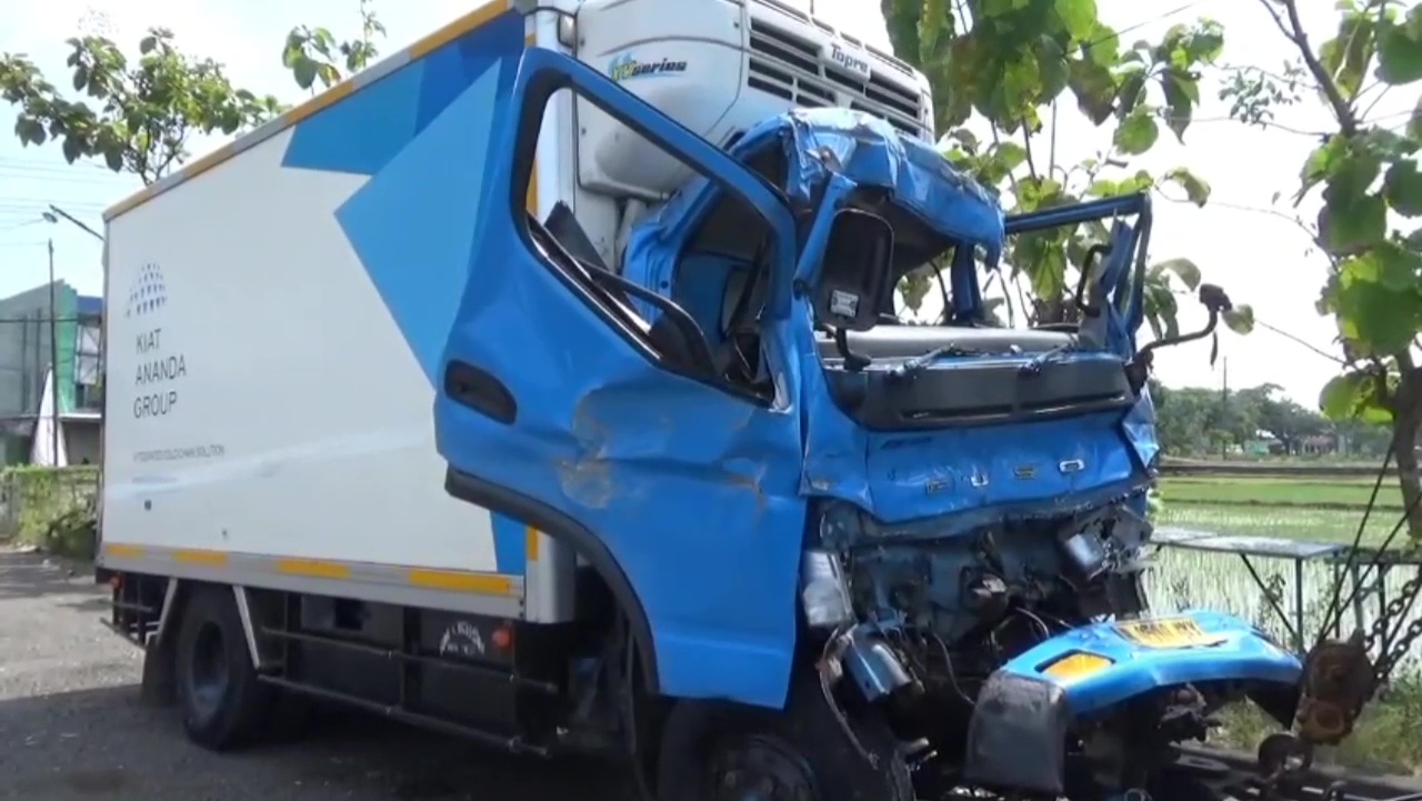 Truk Box Tabrak Belakang Truk Kontainer di Tol Ngawi–Kertosono, Sopir Tewas Terjepit
