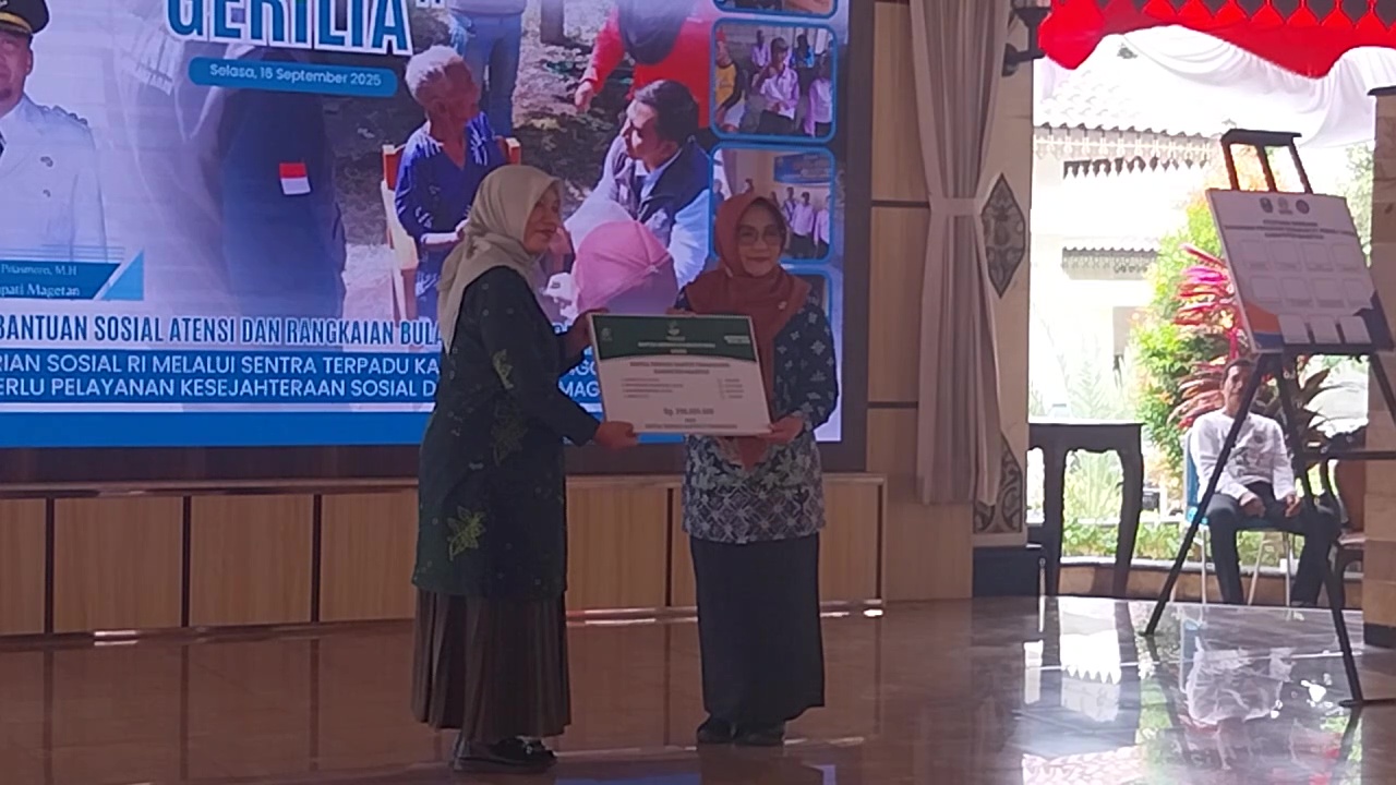 Kemensos Salurkan Bantuan Rp298 Juta untuk 106 Penerima Manfaat di Magetan
