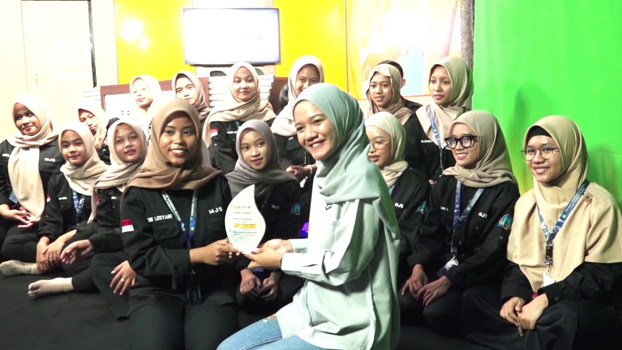 Kunjungan Edukatif UKM MJS STKIP Modern Ngawi ke Studio JTV Madiun