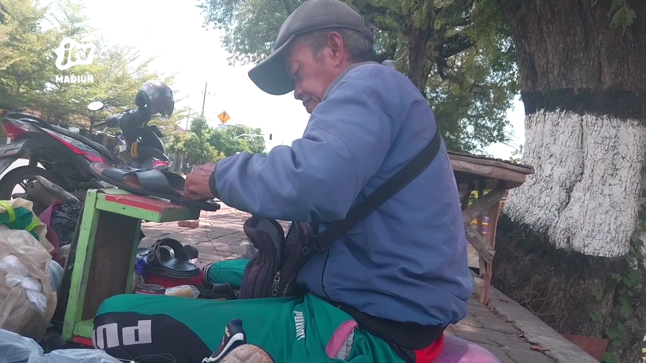 Dari Pagi hingga Siang, Tukang Sol Sepatu Ini Gantungkan Harapan di Pinggir Jalan