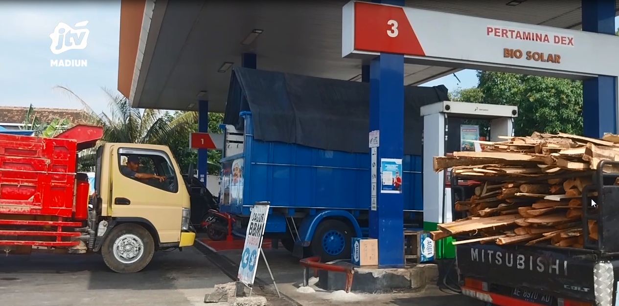 Solar Langka, Sopir Truk Mengantre Panjang di Magetan