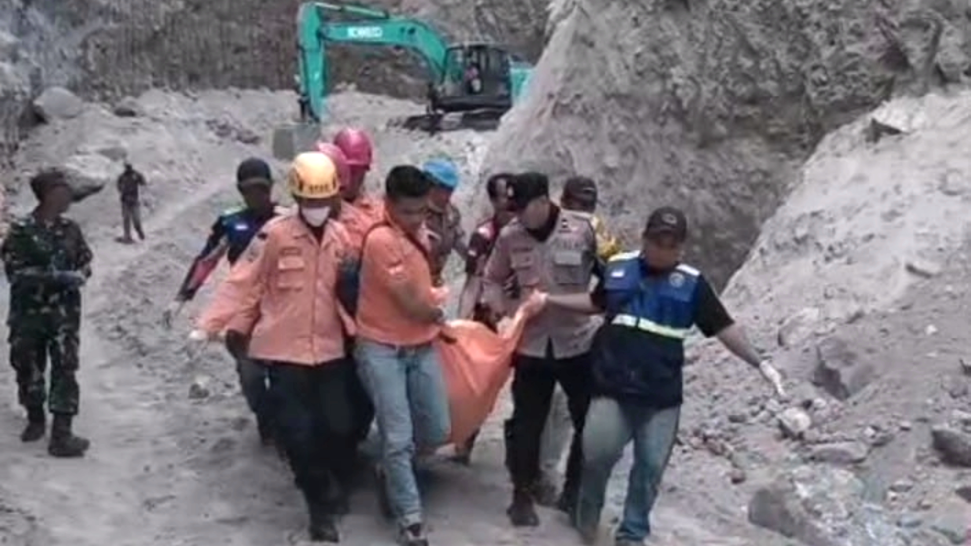 Sopir Truk Tertimbun Longsor di Trosono Magetan