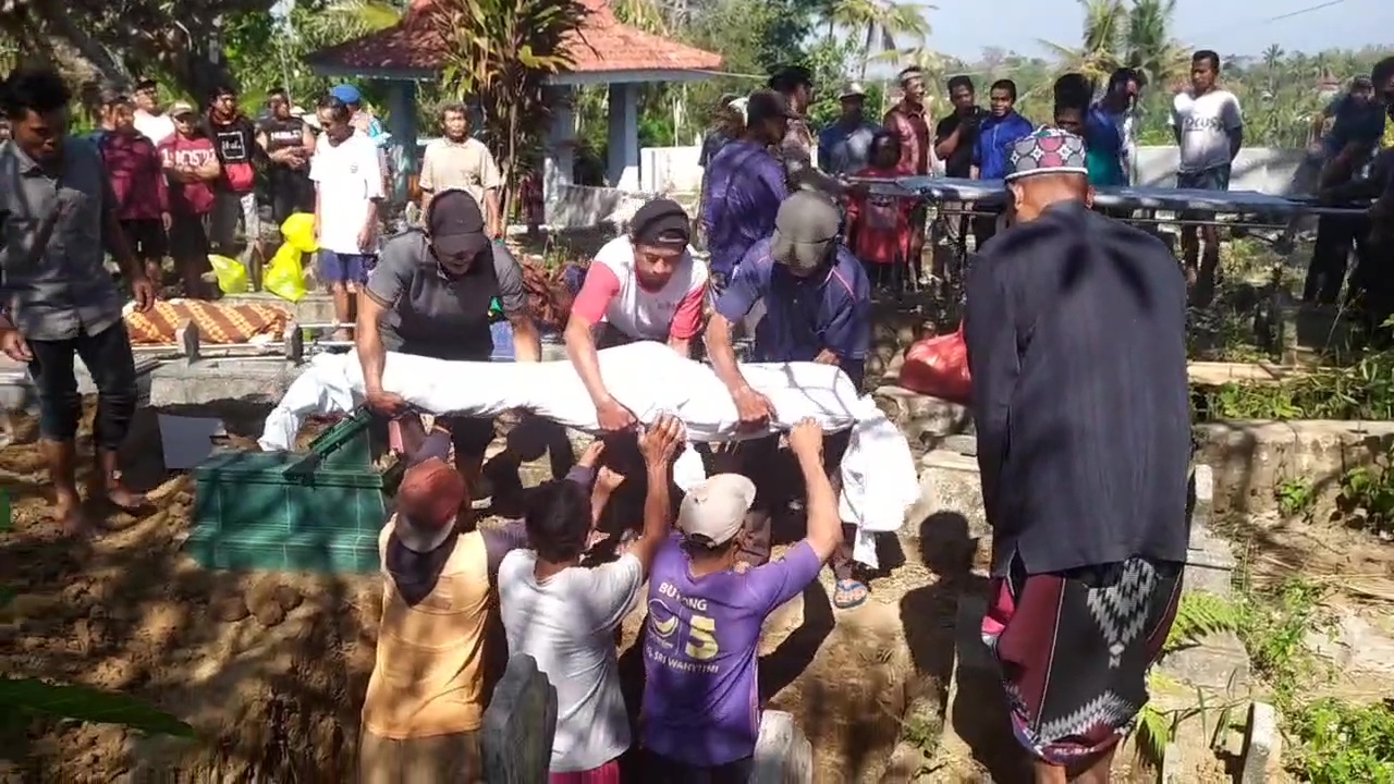 Suami Istri Korban Pembunuhan di Pulung Dimakamkan Satu Liang Lahat