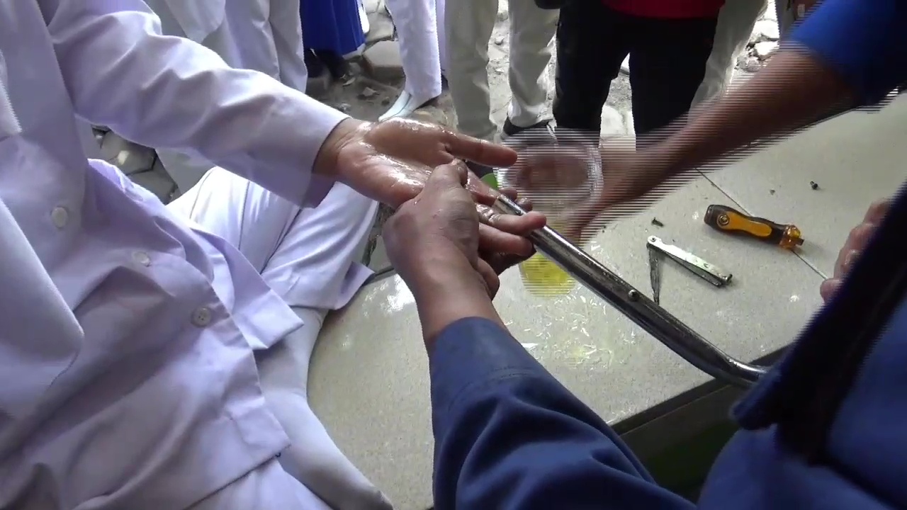 Damkar Ngawi Evakuasi Jari Siswa yang Terjepit Kursi