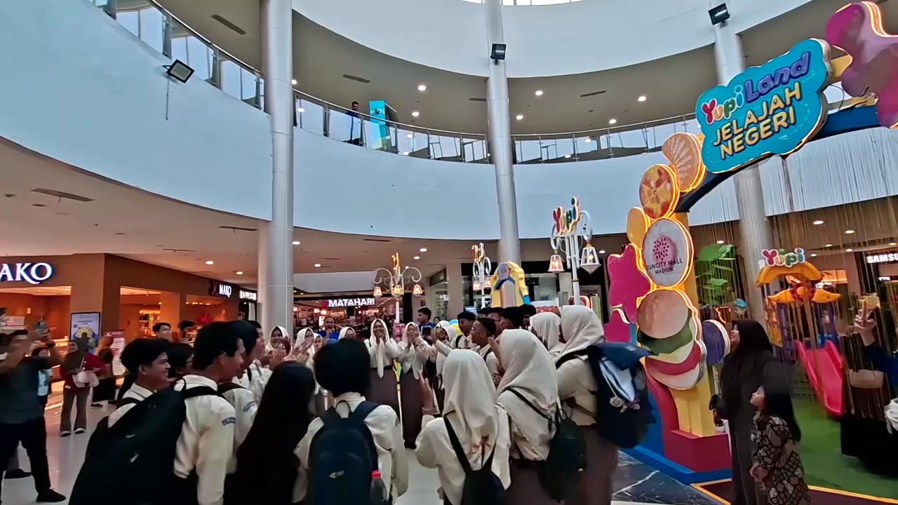 Akhir Pekan Seru, Yupiland Suguhkan Hujan Permen Jelly dan Wahana Interaktif