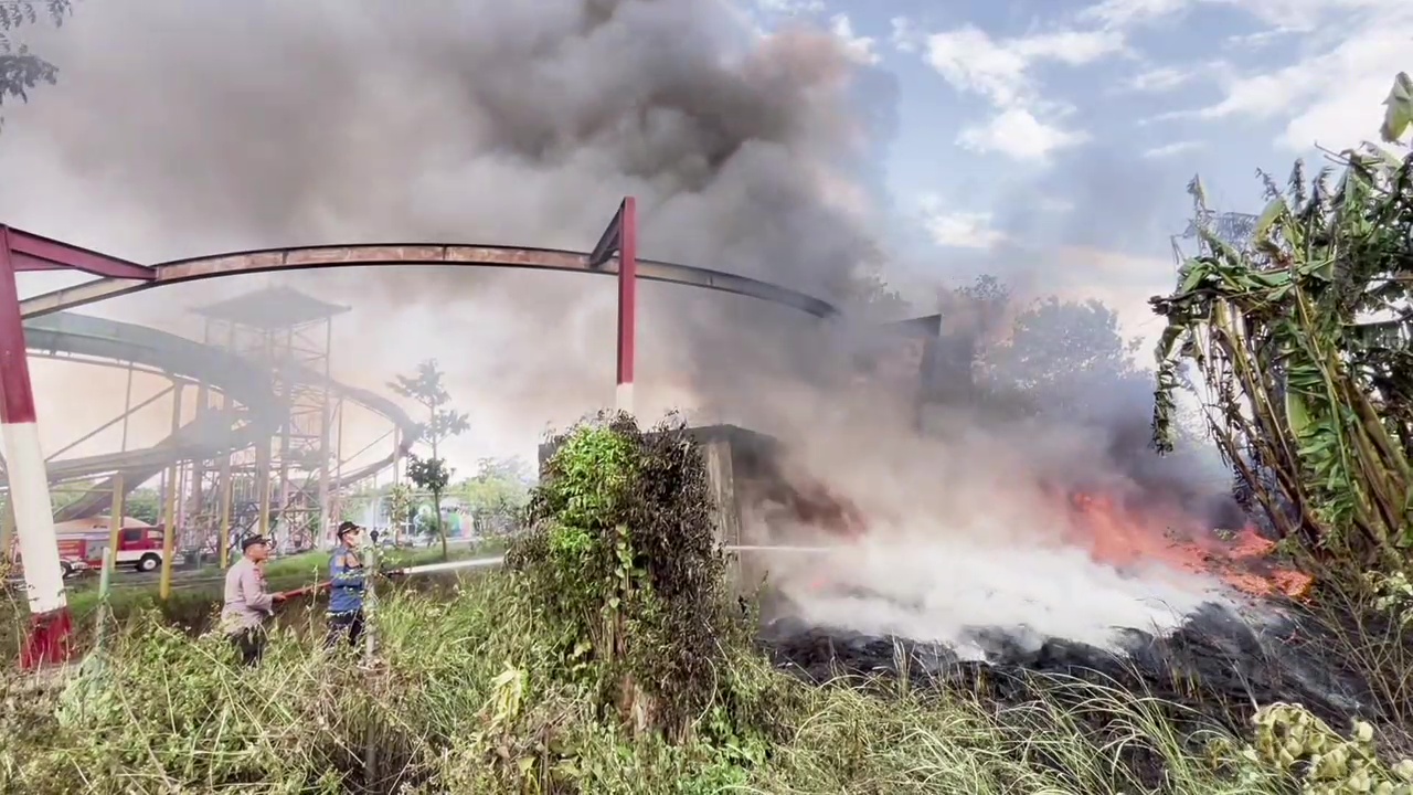 Lahan di Sekitar Area Wisata Waterboom Terbakar