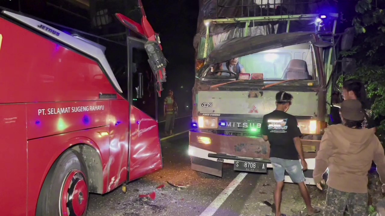 Bus Sugeng Rahayu Tabrak Truk di Ngawi, Sopir Luka dan Jalur Sempat Macet