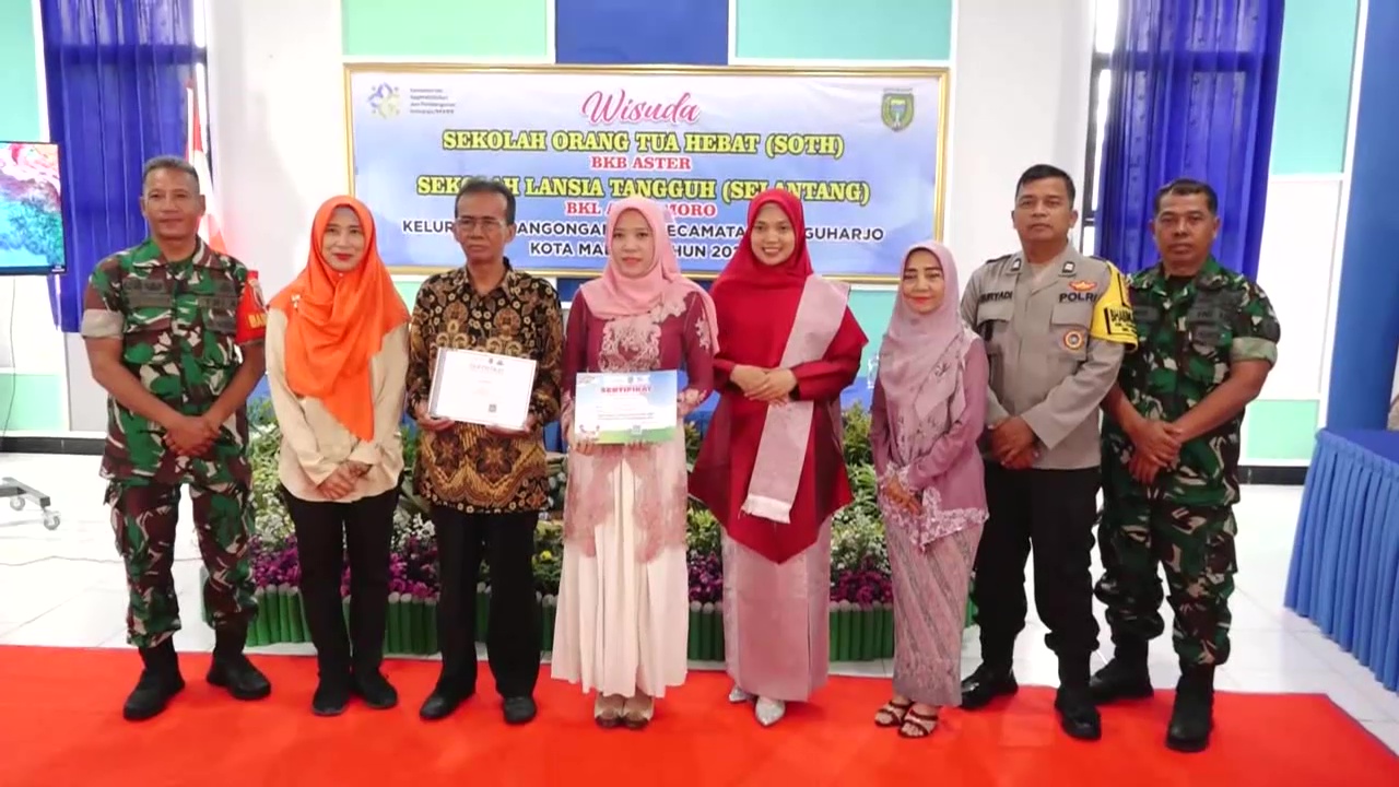 Semangat Tiada Batas, Puluhan Lansia Ikuti Wisuda Sekolah Nonformal