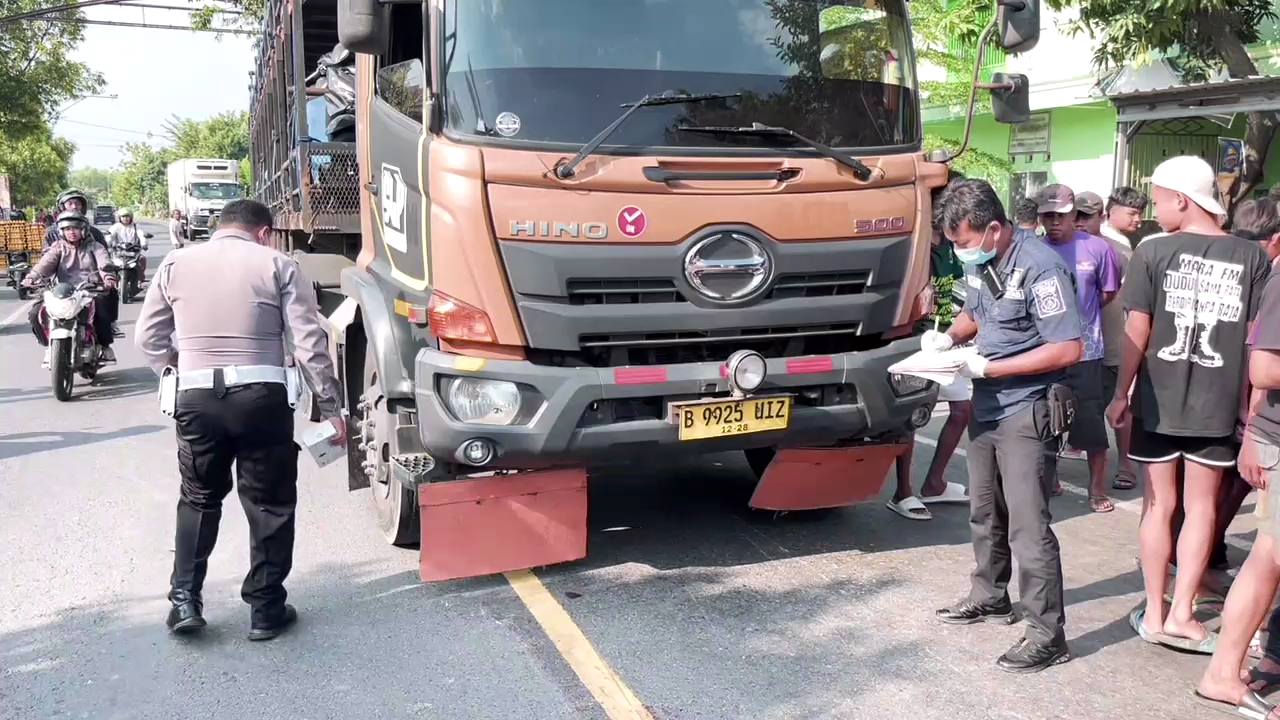 Senggol Mobil Parkir hingga Jatuh, Pemotor Tewas Terlindas Truk