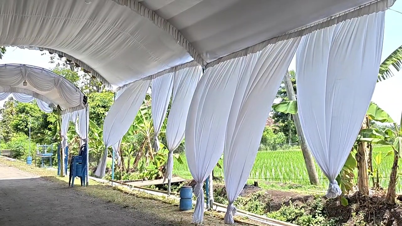 Tenda Pernikahan di Sukorejo Nyaris Ambruk Diterpa Angin