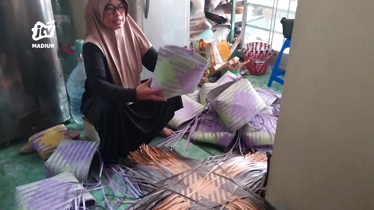 Usaha Sampingan Ibu-Ibu Sumberagung Hasilkan Ratusan Tas Belanja Anyaman Per Minggu