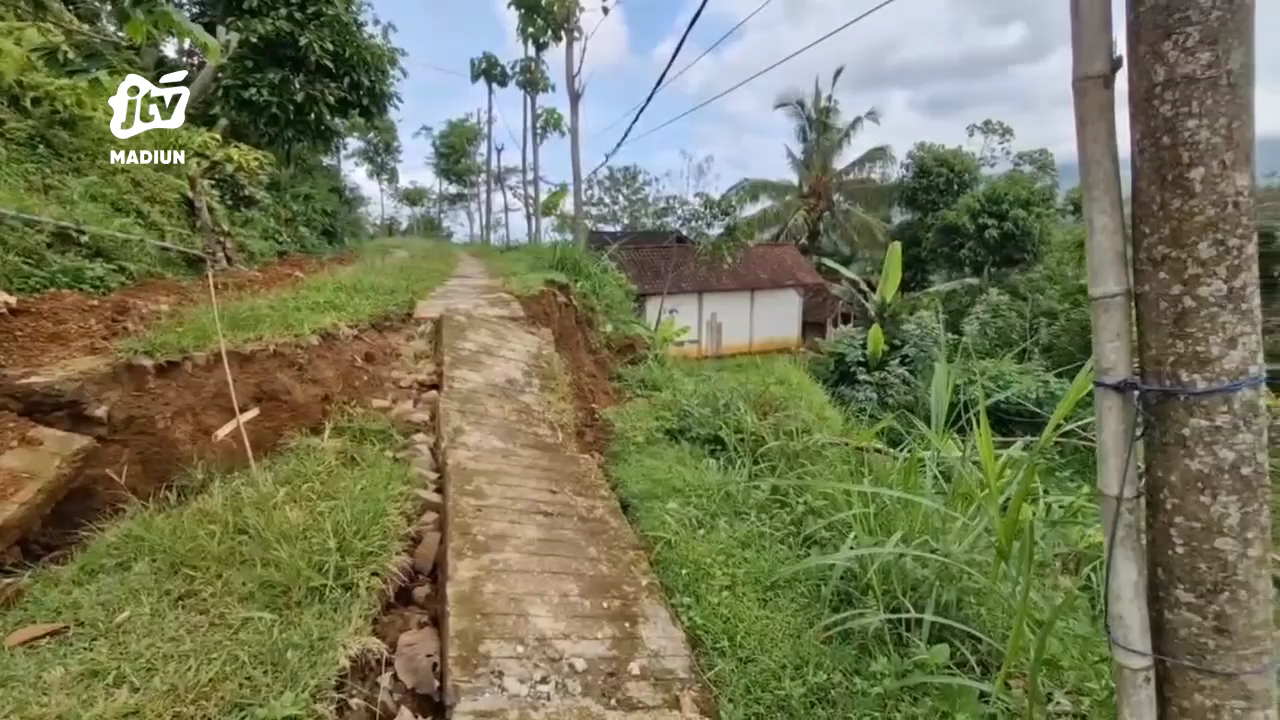 Tanah Gerak Putus Jalan Alternatif dan Ancam Dua Rumah Warga di Ponorogo