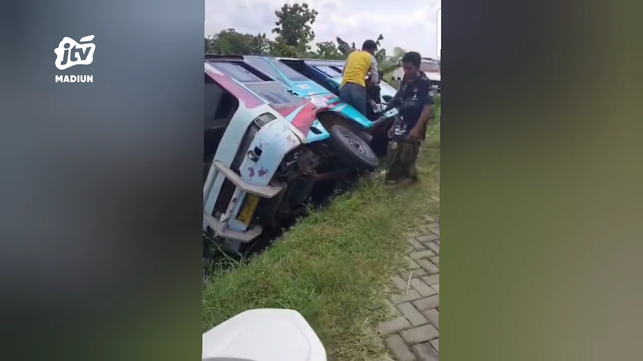 Minibus Pelayat Masuk Parit, Sopir Diduga Hilang Konsentrasi