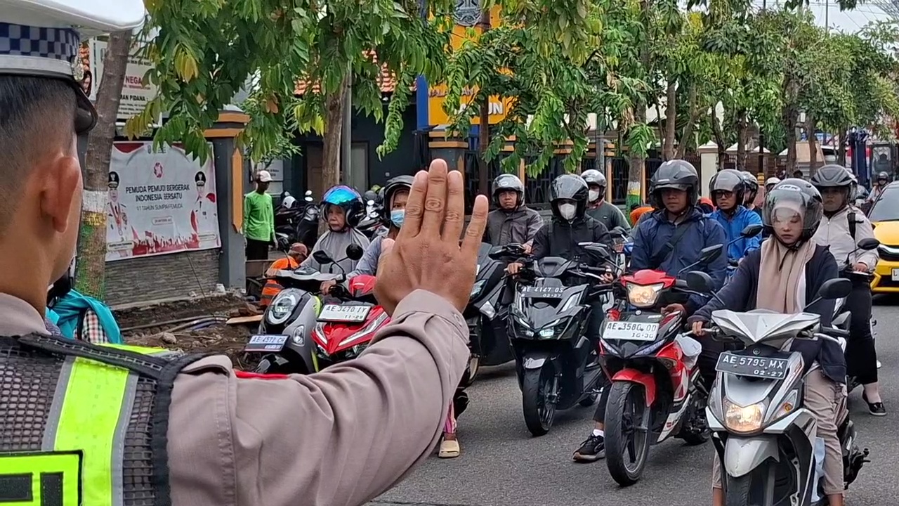 Momentum Hari Pahlawan, Warga dan Pengendara Heningkan Cipta Bersama di Kota Madiun