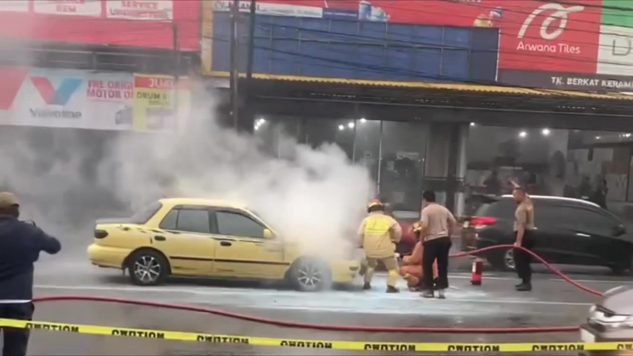 Diduga Korsleting, Mobil Timor Terbakar di Depan Pasar Sleko Kota Madiun