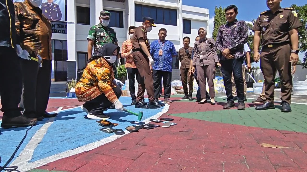 Kejari Ponorogo Musnahkan Ribuan Narkotika Hingga Barang Bukti Kejahatan Lain