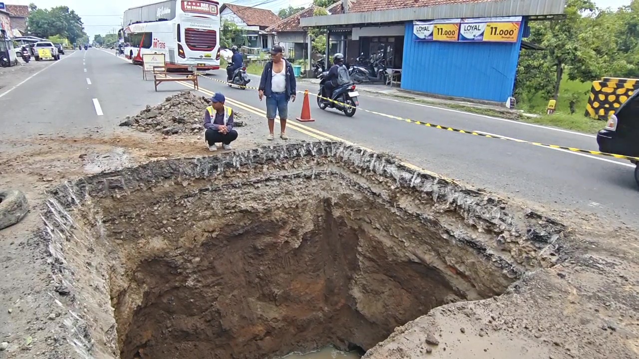Lubang Sedalam 4,5 Meter Menganga di Jalan Nasional Ponorogo–Madiun
