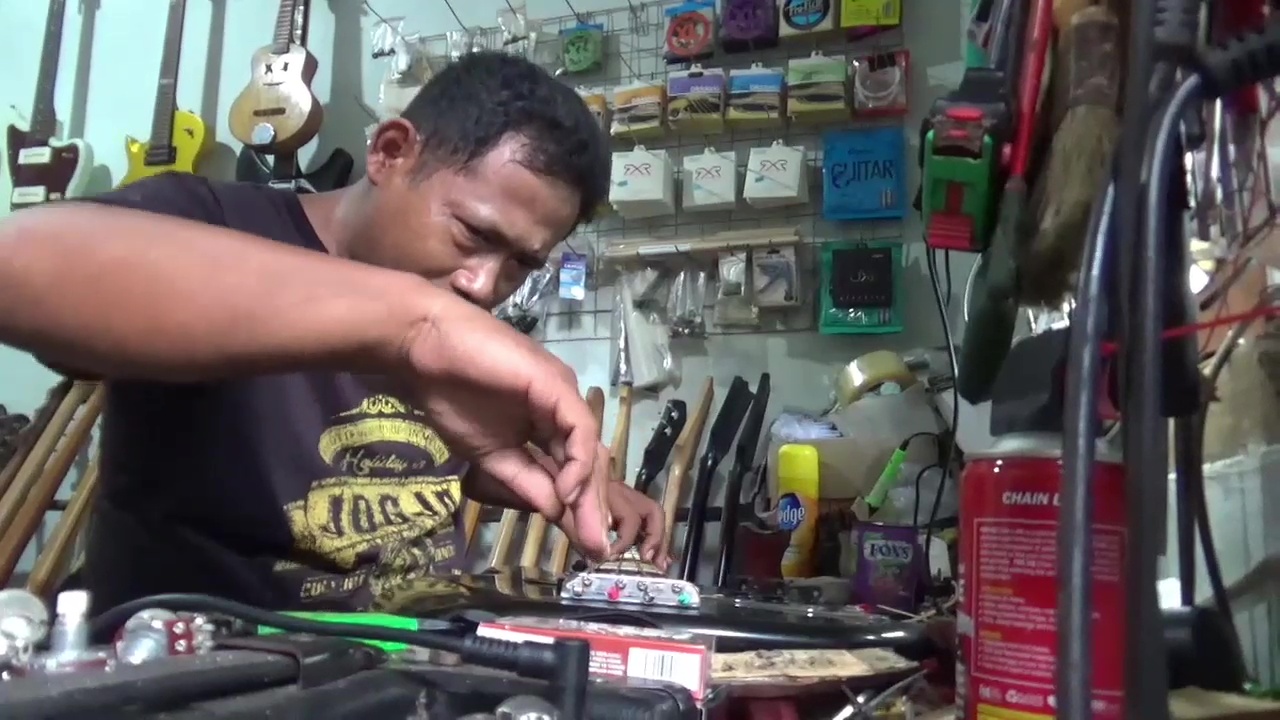 Eko Blues, Dari Hobi Kini Jadi Andalan Service Gitar Di Ngawi