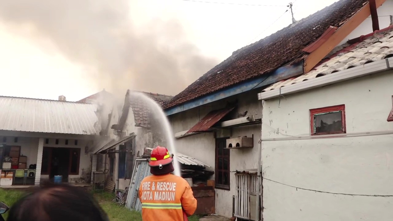 Diduga Korsleting Listrik, Kebakaran Hanguskan Rumah Warga di Madiun