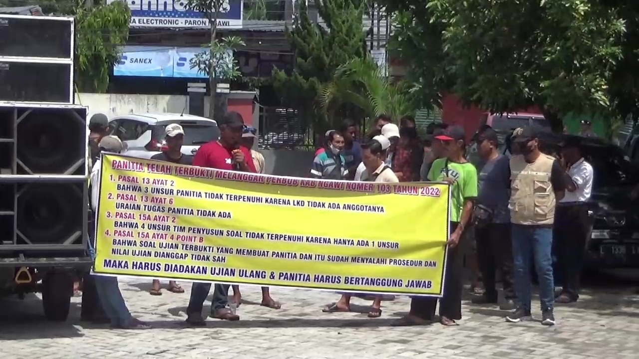 Datangi Kantor Kecamatan, Warga Sirigan Tuntut Ujian Perangkat Desa Diulang