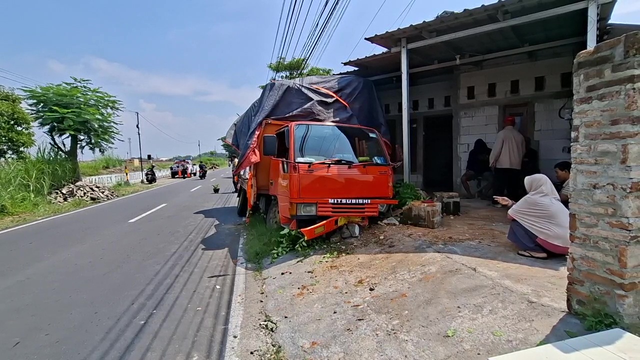 Tie Rod Putus, Truk Angkut Keramik Tabrak Pagar Rumah di Kota Madiun