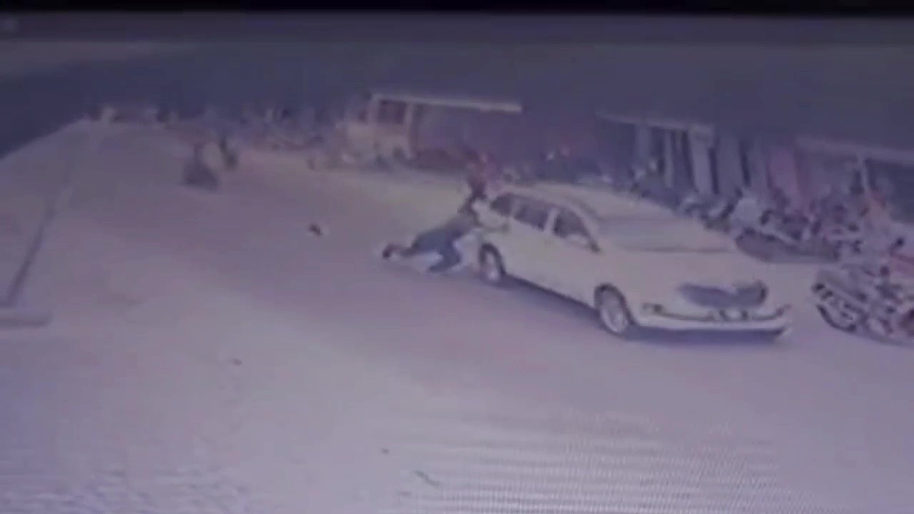 Apes Saat Kabur, Dua Pencuri Ponsel Terpelanting dari Mobil