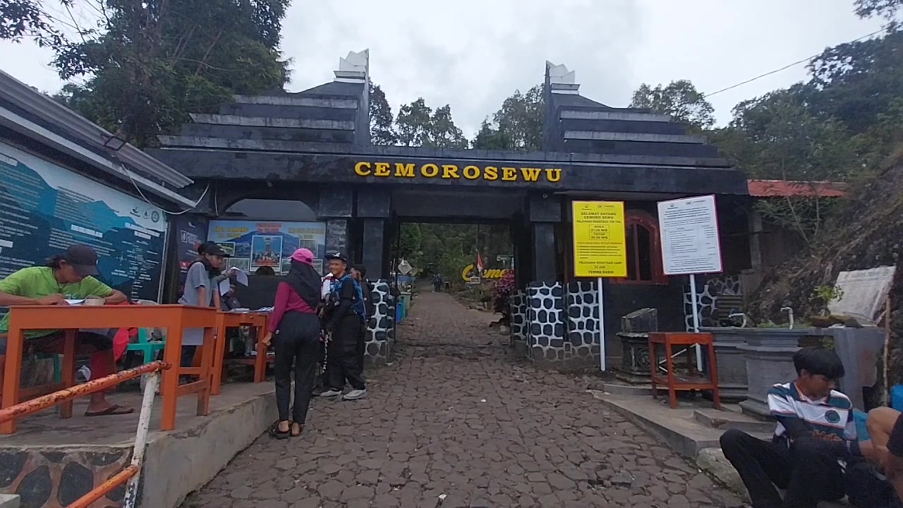 Pengamanan Diperketat, Jumlah Pendaki Gunung Lawu via Cemoro Sewu Menurun