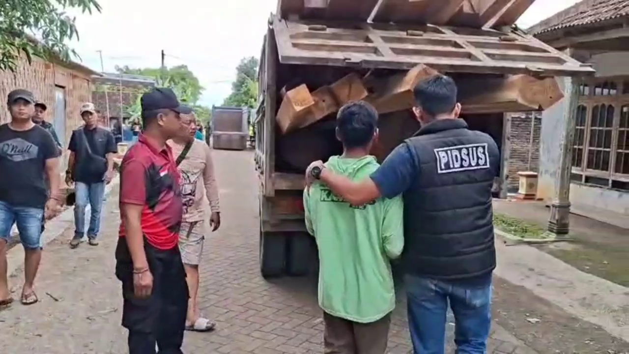 2 Pelaku Ilegal Logging Di Ngawi Ditangkap, Ratusan Batang Dan Olahan Kayu Jati Diamankan