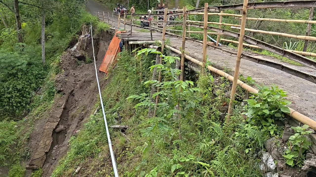 Jembatan Kayu Nyaris Putus, Warga Was-Was Melintas