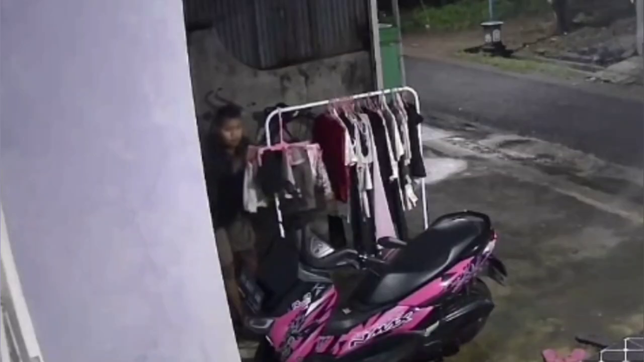 Teror Pencurian Pakaian Dalam Wanita Terekam CCTV