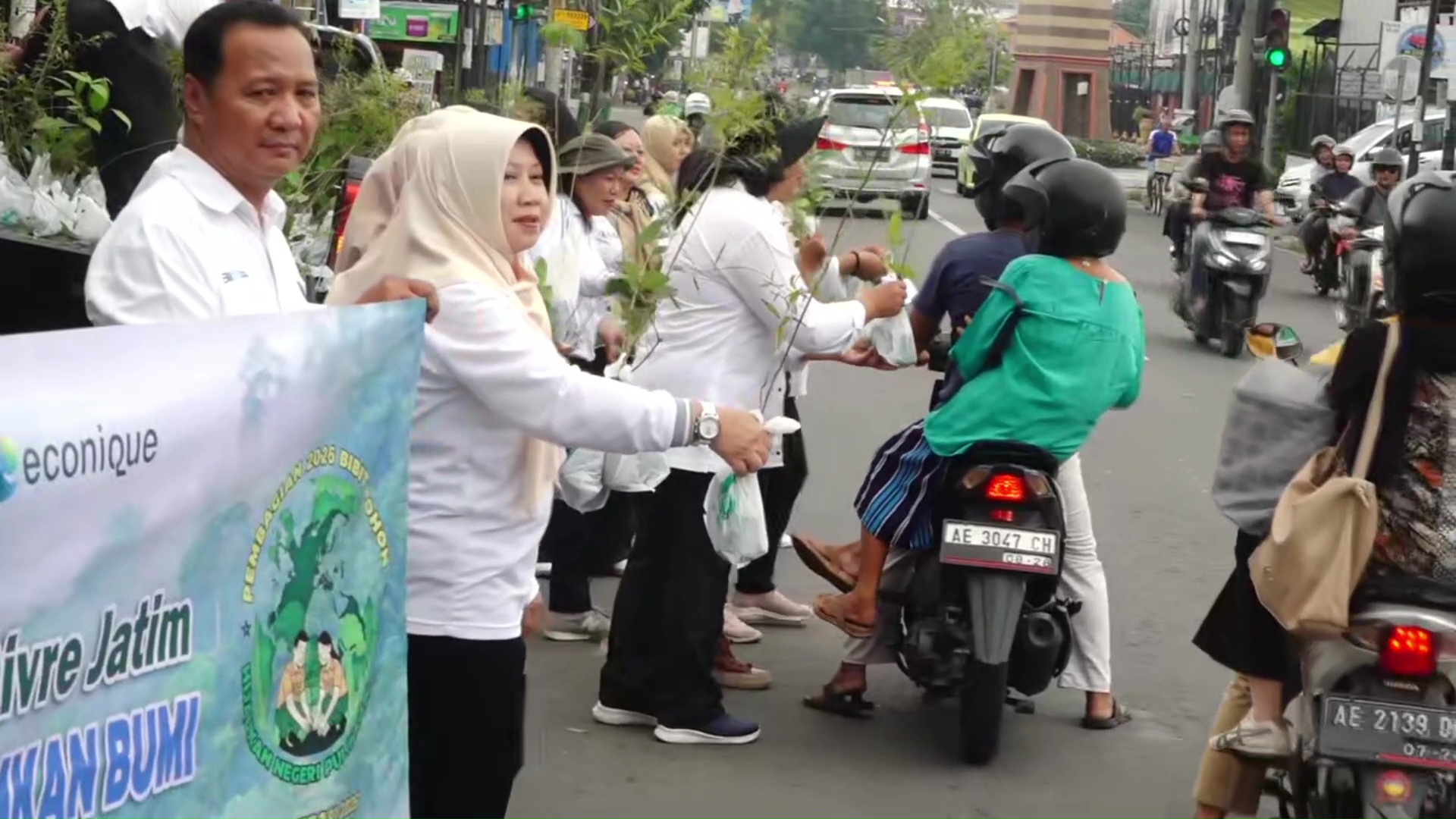 Ajak Warga Peduli Lingkungan, Ratusan Bibit Tanaman Dibagikan Gratis